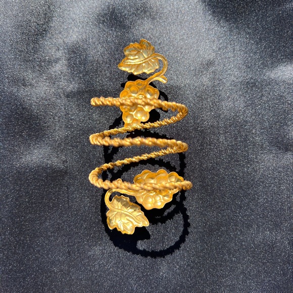 Vintage Gold Metal Napkin Rings Set of 4 - Picture 7 of 8